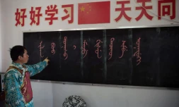 Shi Junguang dans sa salle de classe de l'école Sanjiazi Manchu à Sanjiazi en Chine, le 4 mai 2016