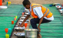 Un bénévole prépare des repas pour des déplacés à  Gedaref, au Soudan, le 13 mars 2024.