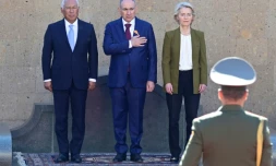 De g. à d.: le Premier ministre arménien Nikol Pachinian, la présidente de la Commission européenne Ursula von der Leyen et le président du Conseil européen Antonio Costa assistent au sommet Arménie-Union européenne à Erevan, le 5 mai 2026