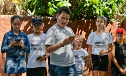 Des enfants et adolescents participent à un atelier de "repentismo", dans une école dédiée à cette tradition orale de joute poétique, dans la ville de Güines, à Cuba, le 8 mars 2025
