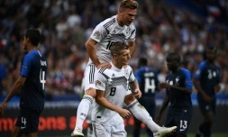 Toni Kroos (N.8) congratulé par Joshua Kimmich après avoir ouvert le score pour l'Allemagne face aux Bleus au Stade de France, le 16 octobre 2018