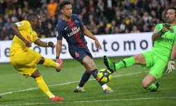 L'attaquant nantais Majeed Waris tire au but devant le défenseur du PSG Thilo Kehrer et le gardien Gianluigi Buffon, le 17 avril 2019 au stade de la Beaujoire à Nantes