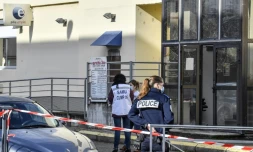 Une policière et des membres des services de secours devant une agence Pôle Emploi de Valence où une conseillère a été tuée, le 28 janvier 2021