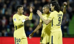 Le trio d'attaquants du PSG Neymar (g), Kylian Mbappé (c) et Edinson  Cavani se congratulent après un but face contre Metz à Saint-Symphorien, le 8 septembre 2017