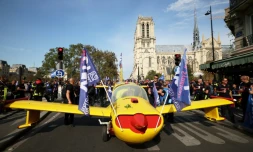 Des pompiers installent un avion peint aux couleurs de la Sécurité civile devant la cathédrale Notre-Dame de Paris, lors d'une manifestation pour réclamer des hausses de salaires et des moyens budgétaires accrus, le 28 septembre 2026 à Paris