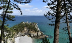 La plage de l'Île Vierge sur la presqu'île de Crozon dans le Finistère, le 29 juillet 2021