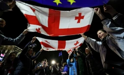 Manifestation contre le projet de loi controversé sur "l'influence étrangÚre" prÚs du parlement à Tbilissi, le 13 mai 2024 en Géorgie