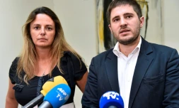 L'avocat Charles Jospeh-Oudin (D) s'exprime aux côtés de Marine Martin, présidente de l'association d'aide aux parents d'enfants souffrant du syndrome de l'anticonvulsivant (Apesac) le 24 août 2016 à Paris