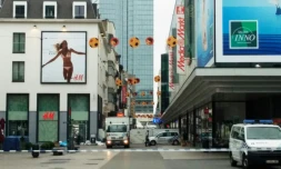 Des voitures de police bloquent l'accès à un centre commercial de Bruxelles visé par une alerte à la bombe le 21 juin 2016