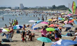 Des vacanciers sur la plage de la Grande-Motte, le 1er août 2018 pendant un épisode de canicule