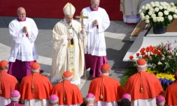 Le pape François célèbre la messe de Pâques, Place Saint-Pierre, le 16 avril 2017 au Vatican
