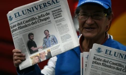 L'acteur Sean Penn serrant la main du traficant de drogue Joaquin "El Chapo" Guzman fait la Une le 10 janvier 2016 du quotidien mexicain "El Universal"