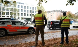 Des policiers près du site où un homme a blessé huit personnes à coups de couteau, le 21 octobre 2017 à Munich en Allemagne