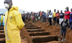 Sépultures vides en attente des cercueils des victimes des inondations, le 17 août 2017 au cimetière de Waterloo près de Freetown en Sierra Leone