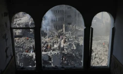 Des personnes à la recherche de survivants dans les décombres de bâtiments détruits par des bombardements israéliens dans le camp de réfugiés de Bureig, dans le centre de la bande de Gaza le 2 novembre 2023