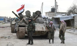 Des membres des forces gouvernementales syriennes sont déployées près de l'autoroute M5  dans le sud de la province d'Alep, le 10 février 2020