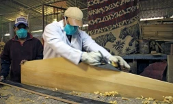 Des prisonniers d'Ambato (Equateur) fabriquent des cercueils, le 8 avril 2020