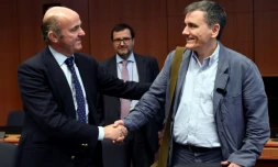 Le ministre grec de l'Economie Euclid Tsakalotos (d) et son homologue espagnol Cristobal Montoro Romero, le 24 mai à Bruxelles