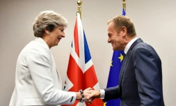 Le présient du Conseil européen Donald Tusk accueille Thérésa May à Bruxelles, le 20 octobre 2017