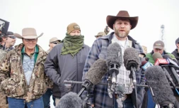 Ammon Bundy, chef d'un groupe de miliciens armés antigouvernementaux, parle aux médias dans le Parc national du Malheur de Burns, dans l'Orégon le 4 janvier 2016