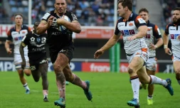 Le joueur de Montpellier Louis Picamoles (g) avec le ballon lors de la victoire à domicile face à Edimbourg 21-15 en Coupe d'Europe le 13 octobre 2018