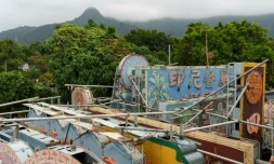 Des enseignes lumineuses dans un site de stockage de l'organiastion Tetra Neon Exchange, le 21 mars 2023 à Hong Kong