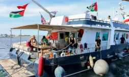 Des militants et défenseurs des droits de l'Homme à bord d'un navire au départ de la Tunisie à Bizerte pour rejoindre la flotille pour Gaza, le 14 septembre 2025