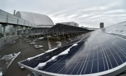 Des panneaux photovoltaiques installés sur la centrale solaire installée à Tchernobyl (Ukraine), le 12 décembre 2017