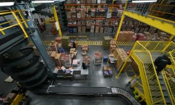 Dans le Bronx à New York, l'entrepôt de FreshDirect -photographié le 22 novembre 2019- est largement automatisé