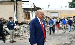 Donald Trump inspecte des bâtiments en ruines après les manifestations à Kenosha le 1er septembre 2020 