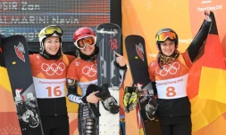 La Tchèque Ester Ledecka (C) médaillée d'or en snowboard aux JO de Pyeongchang le 24 février 2018