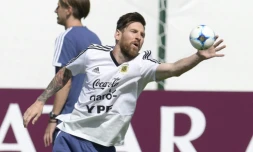 L'attaquant argentin Lionel Messi arrête une petite balle lors d'une séance d'entraînement à Bronnitsy le 25 juin lors du Mondial 2018