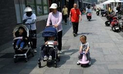 Des femmes avec des poussettes dans une rue de Pékin, le 20 mai 2025