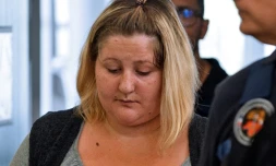 La mÚre de Fiona, Cécile Bourgeon, à son arrivée au tribunal de Riom le 5 septembre 2016