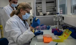 Des chercheurs du laboratoire Auragen travaillent sur l'ADN, le 23 février 2022 à Lyon