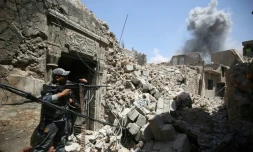 Des soldats des forces armées irakiennes tirent sur une position des jihadistes de l'EI, dans la Vieille ville de Mossoul, le 28 juin 2017