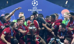 La joie de l'entraîneur de Liverpool Jurgen Klopp (c) et de ses joueurs après avoir remporté la Ligue des champions aux dépens de Tottenham, le 1er juin 2019 à Madrid