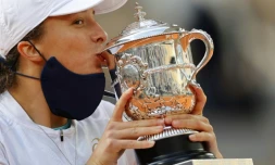 La Polonaise Iga Swiatek embrasse le trophée Suzanne Lenglen après sa victoire en finale de Roland-Garros face à l'Américaine Sofia Kenin, le 10 octobre 2020