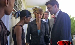 Mercredi 22 février 2006 - 

François Baroin, ministre de l'outremer, a rendu visite à la famille de la petite Tricia Nalem, 9 ans, décédée lundi d'une méningite après avoir déclaré un chikungunya