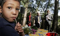 Mardi 18 octobre 2005 -

François Baroin, ministre de l'outre-mer, a rencontré les habitants d'Aurère dans le cirque de Mafate, avant de se rendre à l'ouverture de l'UROM