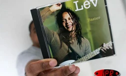 Mardi 15 novembre 2005 -

&quot;Lèv&quot;, le nouvel opus de Baster est dans tous les bacs