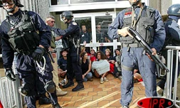 La manifestation des personnels de l'Éducation nationale à Saint-Denis a dégénéré en affrontements avec les forces de l'ordre le lundi 19 mai 2003