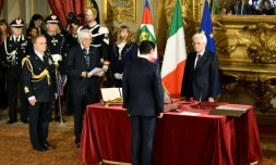 Le Premier ministre italien,  Giuseppe Conte (de dos) face président, Sergio Mattarella, lors de sa prestation de serment le 1er juin 2018 à Rome