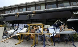Des tables et chaises bloquant l'accÚs à un amphithéùtre de l'université de Montpellier le 27 mars 2018