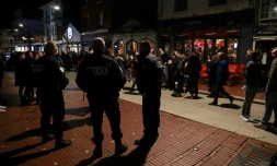 Des consommateurs quittent un café du Touquet, dans le Pas-de-Calais, dimanche à 00h00 sous le regard de la police