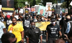 Des manifestants se rassemblent pour une marche organisée par la National Association for the Advancement of Colored People (NAACP) à Atlanta, dans le sud des Etats-Unis, aprÚs la mort d'un homme noir sous les balles d'un policier blanc