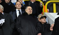Le milliardaire russe Alisher Usmanov (C), alors actionnaire d'Arsenal, lors d'un match des Gunners contre Tottenham, Ă White Hart Lane, le 3 mars 2013