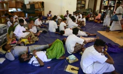 Des réfugiés rohingyas venant d'arriver se reposent dans un bùtiment de la Croix-Rouge à Maulaboh (Indonésie), le 22 mars 2024