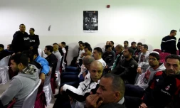 Des détenus de la prison  Borj Erroumi participent à une projection à Bizerte près de Tunis le 24 novembre 2015