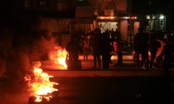Des manifestants irakiens brûlent des pneus à Kerbala, au sud de Bagdad, le 22 décembre 2019